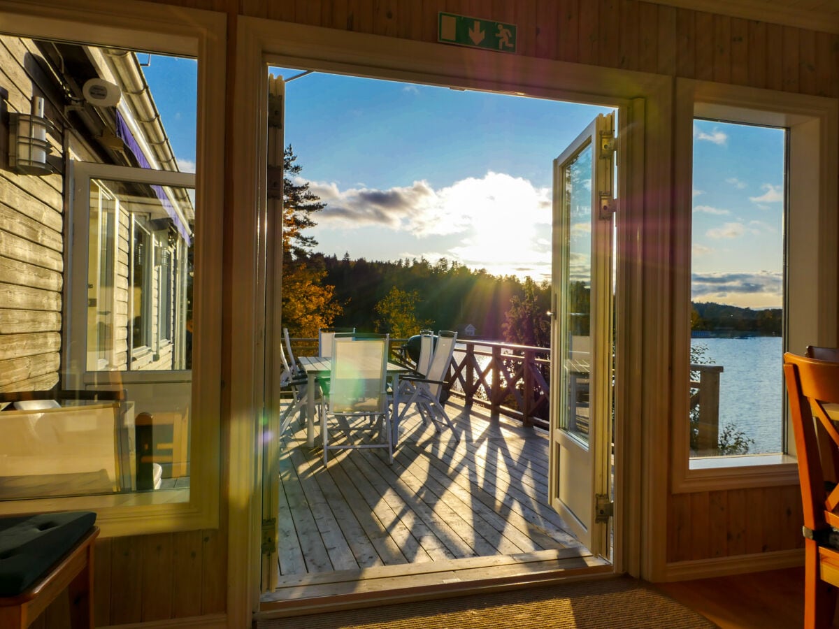 Blick vom Wohnzimmer auf die Terrasse und den See