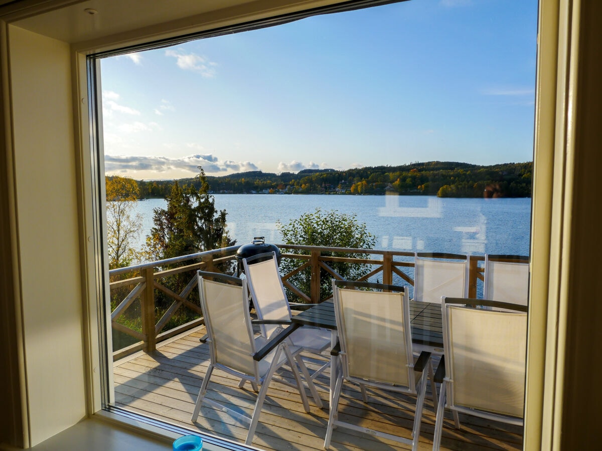 Blick vom Esszimmer über die Terrasse auf den See