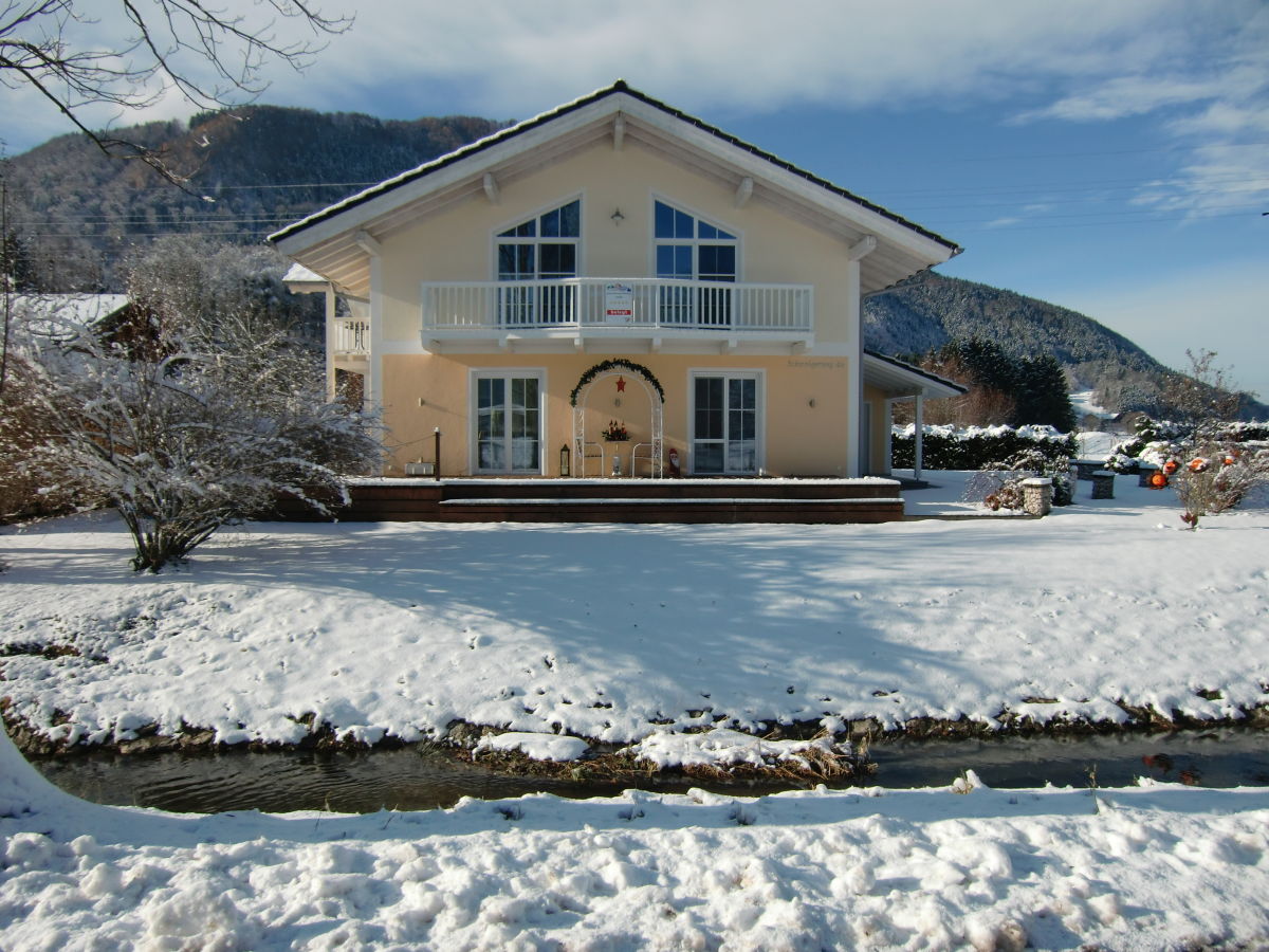 Idyllischer Bach vor dem Haus