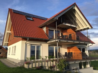 Ferienhaus mit Balkon und Seeblick