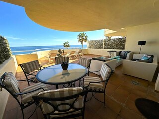 covered terrace w. views