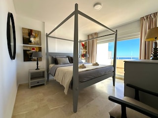 master suite w. large king-sizebed & frontal seaviews