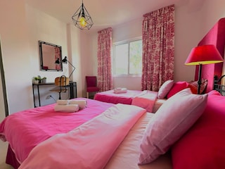 drittes Schlafzimmer mit Schreibtisch