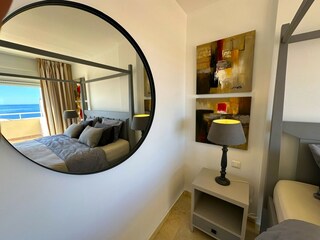 stylisches Hauptschlafzimmer mit Meerblick