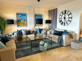 stylish lounge area with 42"-LED-SMART-TV