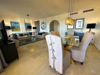 Blick ins Wohnzimmer von Terrasse