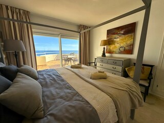 Hauptschlafzimmer mit frontalem Meerblick & Terrasse