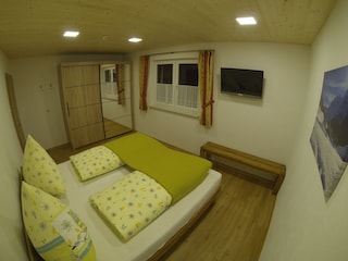 Schlafzimmer - 3 Stück-jedes mit Doppelbett und TV