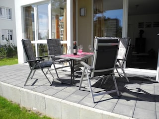 Genießen Sie die Sonnenstrahlen auf der Terrasse