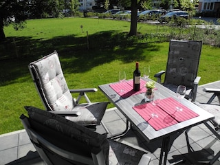 Terrasse mit Blick in den Garten