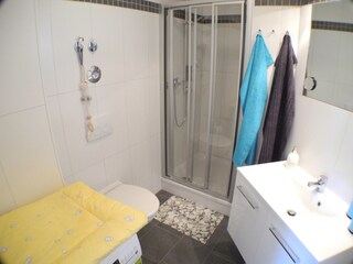 Badezimmer mit Dusche und Waschmaschine