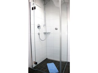 Badezimmer mit bodengleicher Dusche
