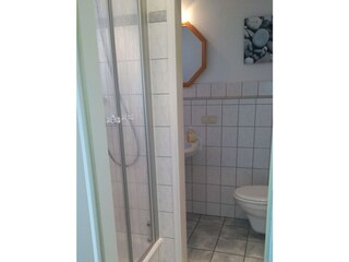 Bad mit Dusche und WC