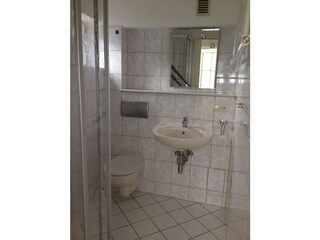 Bad mit Dusche und WC