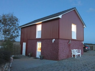 Das Rote Atelierhaus am Abend