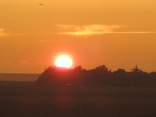 Weitblick-Man kann fast die Sonne ins Meer sinken sehen