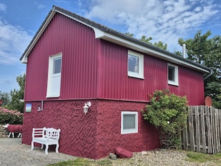 Der Parkplatz befindet sich direkt neben dem Haus