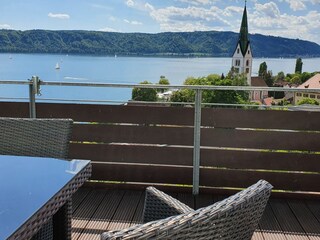 Balkon mit Tisch und Loungesessel