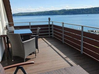 Balkon mit Liegestühlen