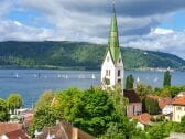 Blick auf den Kirchturm  & See