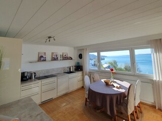 Küche mit Panoramaseeblick