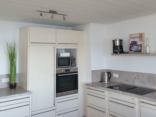 Küche mit Backofen Microwelle großer Kühlschrank