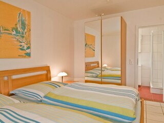 Schlafzimmer 2 mit Blick ins Bad 2