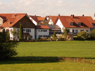 große Wiese vor der Ferienwohnung