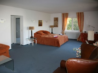 Geräumige Schlafzimmer mit eigenem Bad