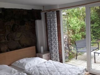 Schlafzimmermit Blick auf Terrasse und Garten