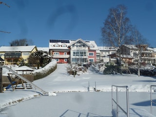 Blick vom Weiher aus zur Wohnung/ unterste Etage