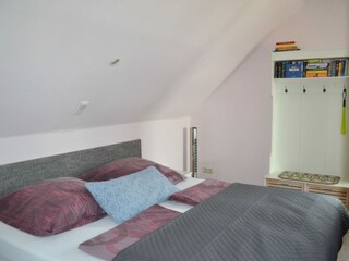 Bett härtegrad3 mit weichem Topper