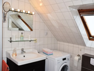 Das Badezimmer mit Waschmaschine