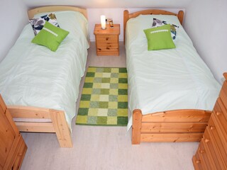 Schlafzimmer mit zwei Einzelbetten