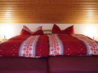 Doppelbett im Schlafzimmer I