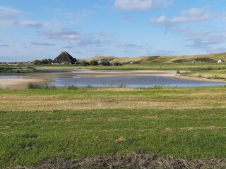 Eine malerische Landschaft mit einem See und Dunen