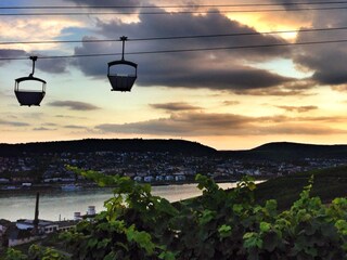 Seilbahn zum Denkmal direkt gegenüber