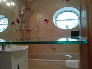 Bad mit Fußbodenheizung-Wanne und Duschkomibination