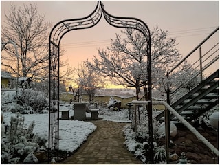 Eingang zum Garten im Winter