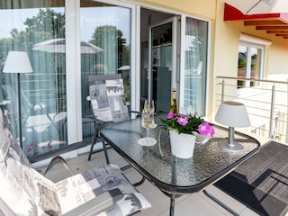 Balkon mit Windschutz und Treppe zum Garten