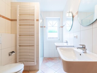 Bad mit Fenster, Dusche und zwei Waschbecken
