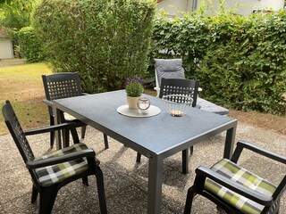 Terrasse mit Gartenmöbeln