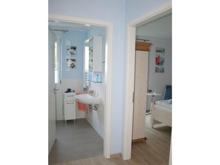 Blick in Bad und Schlafzimmer