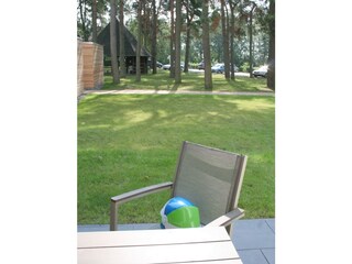Blick von der Terasse zum Wäldchen und Parkplatz