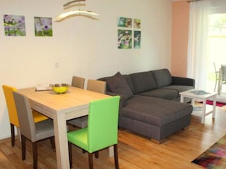 Wohnzimmer m. Esstisch
