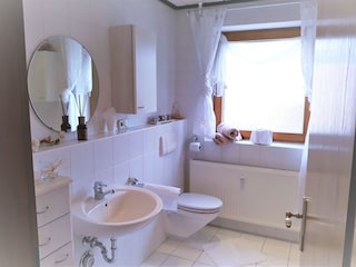 Helles Bad (Wanne und separate Dusche)