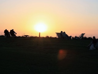 Sonnenuntergang im Liegestuhl am Meer