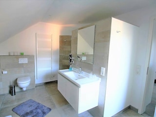 2 en Suite Bad mit Dusche und Badewanne