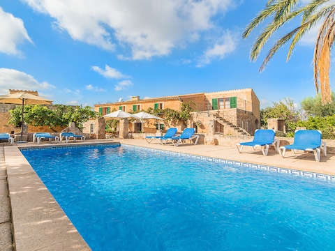 Finca Olivia with pool and Wi-Fi