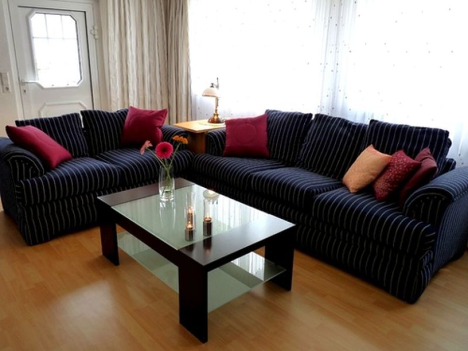 Das helle und modern eingerichtete wohnzimmer
